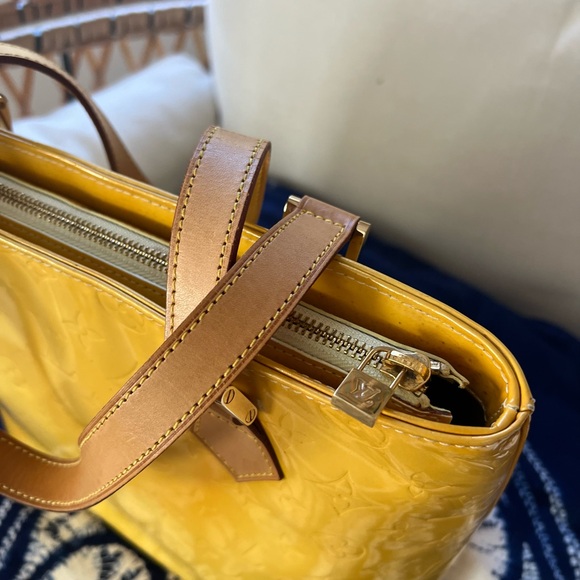 Louis Vuitton Vernis Reade PM Tote Yellow. Has lock on outer and inner zipper! - Picture 2 of 7